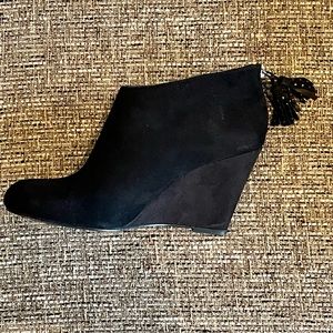 Anne Klein Black Wedge Booties with Zipper Tassels Size 10